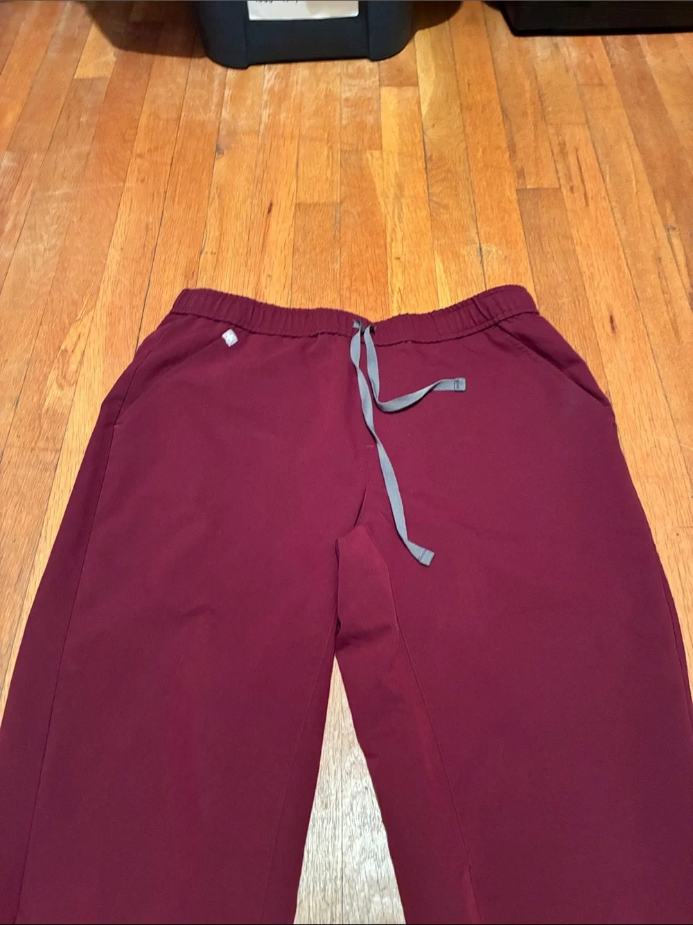 Figs Tansen Jogger Scrub Pants in Burgundy, Men’s size Large